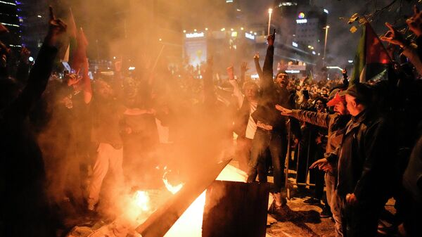 Люди выкрикивают лозунги во время акции протеста в знак солидарности с палестинцами в Стамбуле - Sputnik Кыргызстан