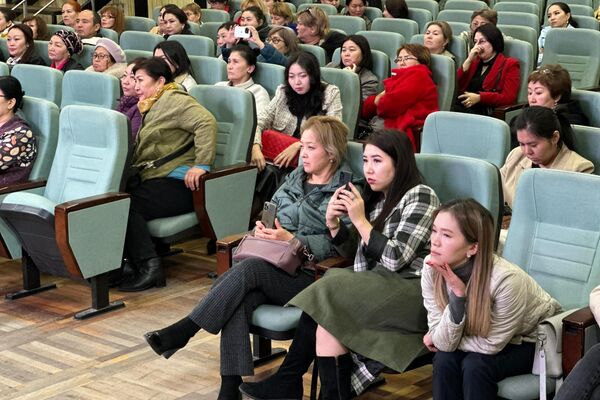 На собрание были приглашены представители родительских комитетов, социальные педагоги и заместители директоров столичных школ по воспитательной работе - Sputnik Кыргызстан