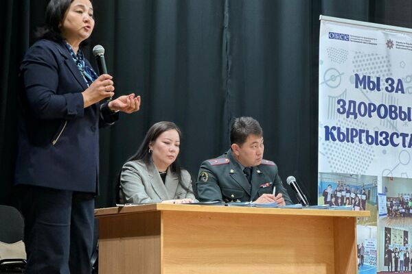В Бишкеке сотрудники Службы по борьбе с незаконным оборотом наркотиков провели мероприятие по вопросам борьбы с аптечной и детской наркоманией - Sputnik Кыргызстан