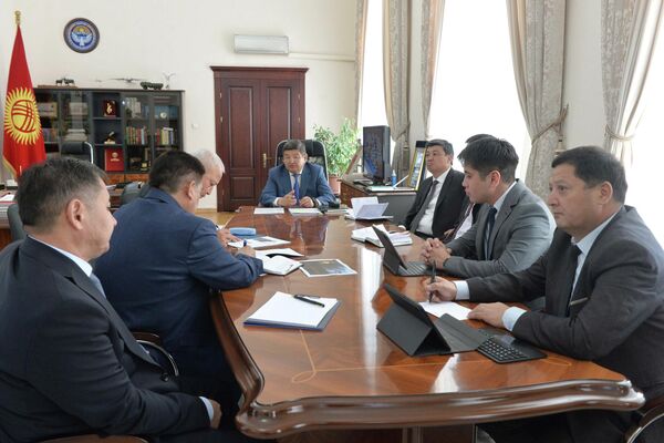 Председатель кабинета министров КР Акылбек Жапаров встретился с представителями компании &quot;Долон Системс&quot;, которая занимается разработкой программного обеспечения Dolon для горнодобывающей промышленности - Sputnik Кыргызстан