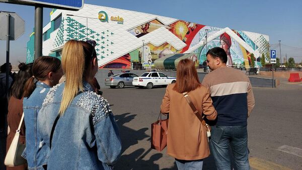 В Бишкеке из-за сообщения о бомбе эвакуированы сотрудники и посетители торгового центра "Азия Молл" - Sputnik Кыргызстан