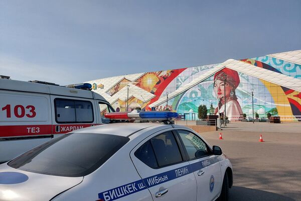 В Бишкеке из-за сообщения о бомбе эвакуированы сотрудники и посетители торгового центра &quot;Азия Молл&quot; - Sputnik Кыргызстан