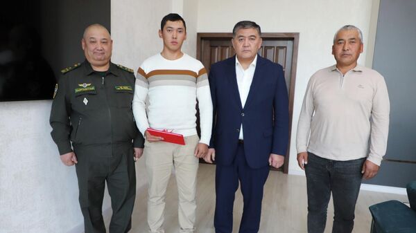 ГКНБ вручил ключи от квартиры пограничнику - Sputnik Кыргызстан