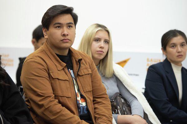 Студенты слушают мастер-класс - Sputnik Кыргызстан