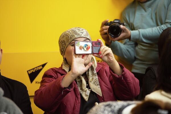 Журналист фотографирует слайды - Sputnik Кыргызстан