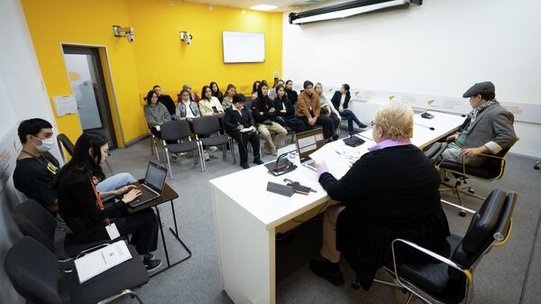 В Бишкеке прошел мастер-класс по написанию новостей. Видео - Sputnik Кыргызстан