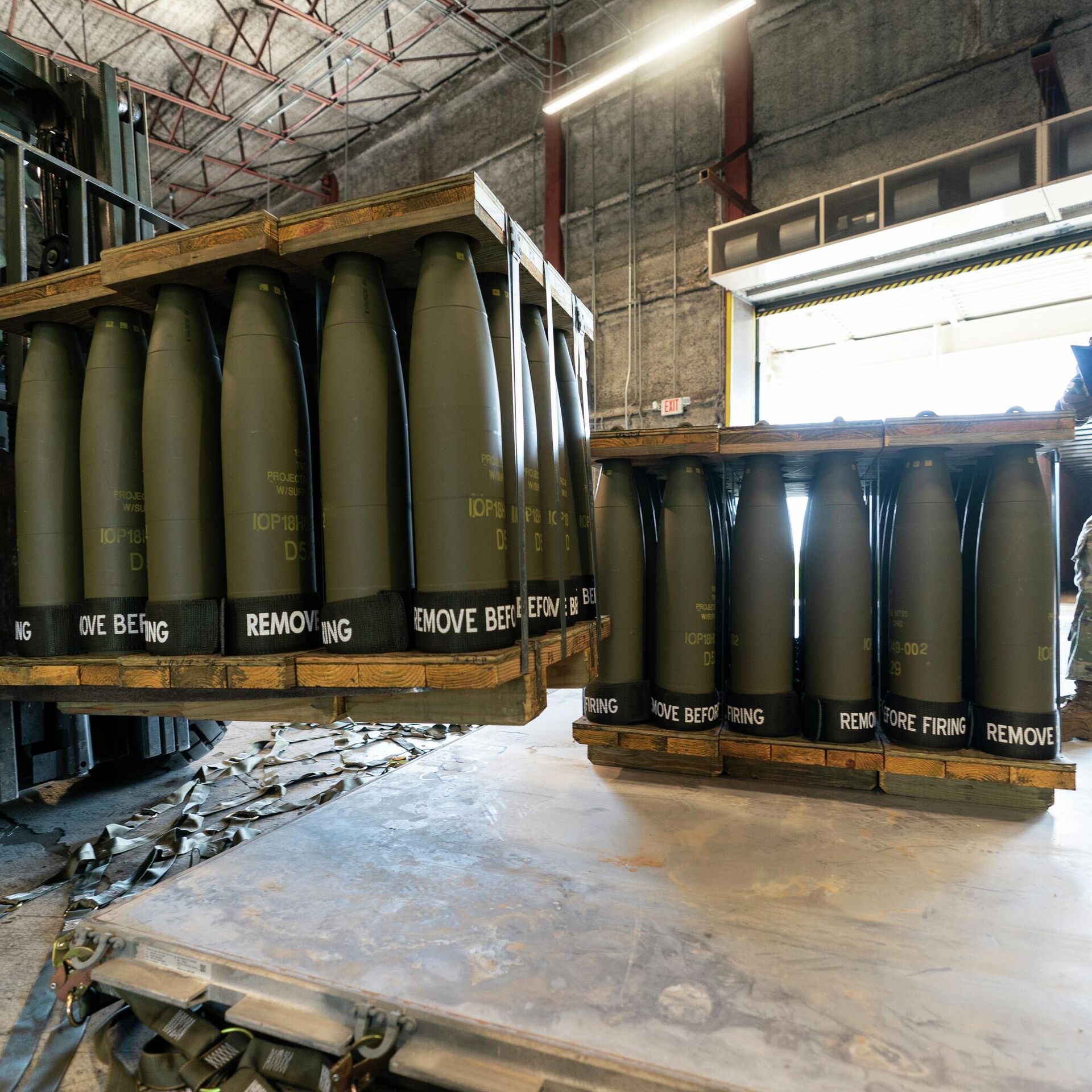 Украине передали снаряды. Поставка снарядов Украине. Поддоны для снарядов артиллерии. Снаряды НАТО. Бомба малого диаметра наземного базирования GLSDB.