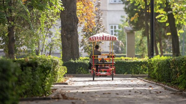 Парень катается на четырехколесном велосипеде в парке Чингиза Айтматова в Бишкеке. Архивное фото - Sputnik Кыргызстан