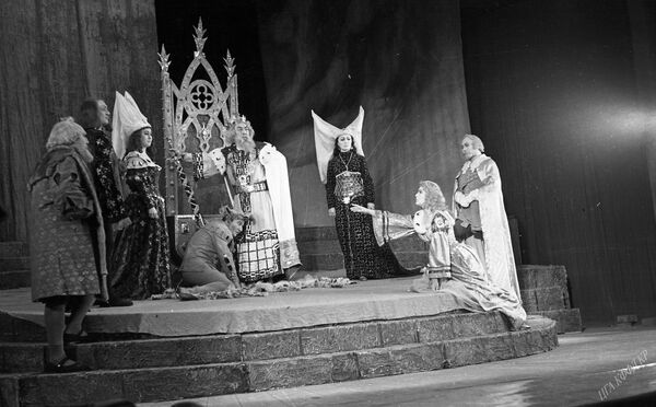 Шекспирдин &quot;Король Лир&quot; спектаклинде актриса Гонерильянын образында залкарлар менен. 1967-жыл - Sputnik Кыргызстан