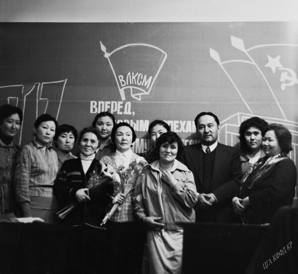 Студенттер менен жолугушууга келген сахна жылдыздары Бакен Кыдыкеева, Сабира Күмүшалиева. 1978-жыл - Sputnik Кыргызстан