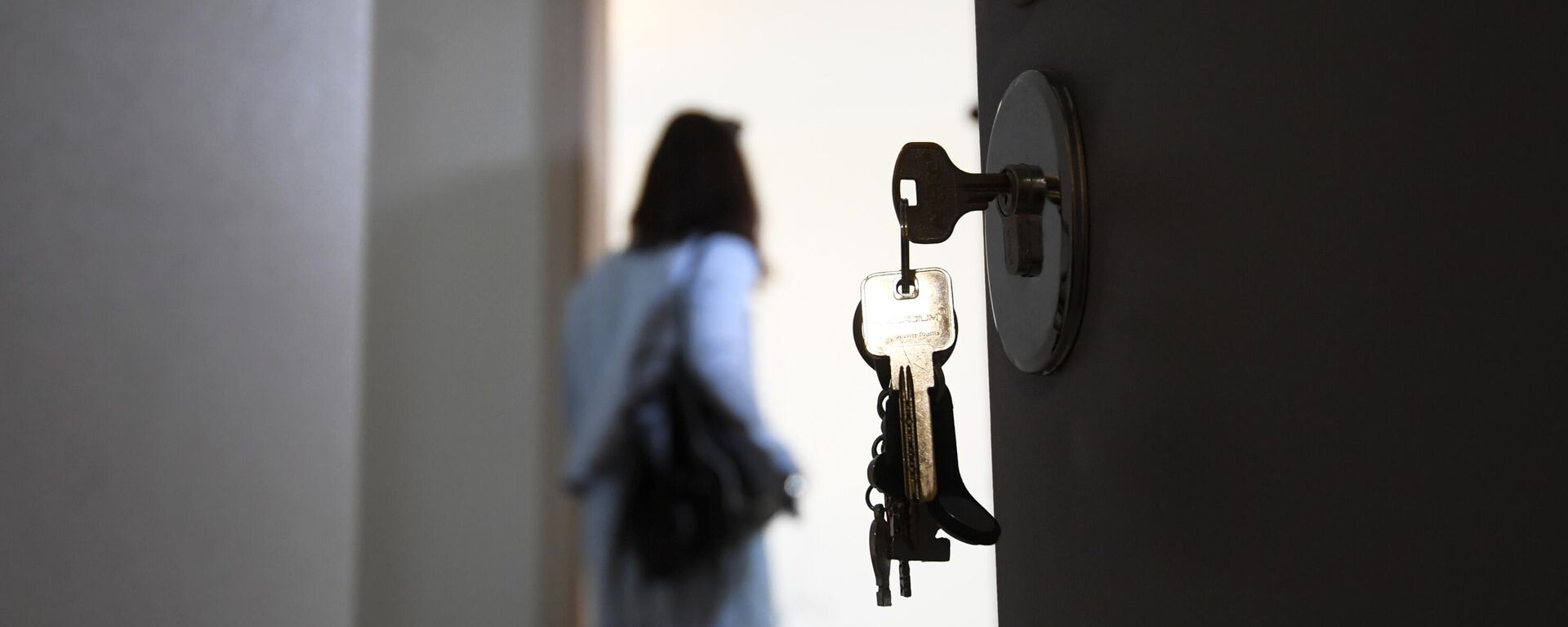 Входная дверь в одной из квартир жилого дома. Архивное фото - Sputnik Кыргызстан, 1920, 12.11.2025