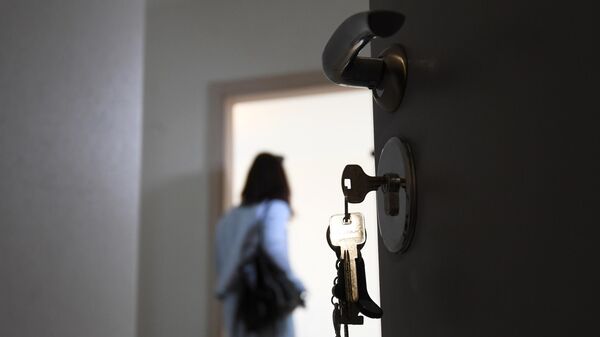 Входная дверь в одной из квартир жилого дома. Архивное фото - Sputnik Кыргызстан