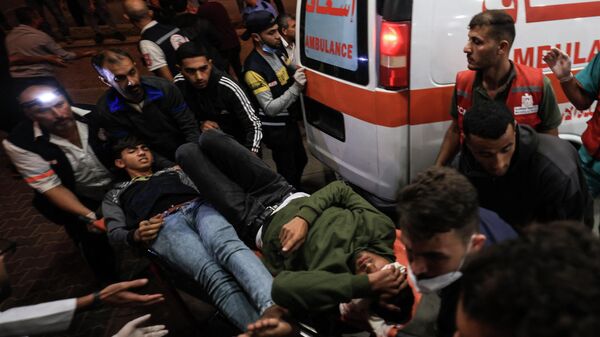 Раненые доставленные в отделение неотложной помощи больницы после израильского удара на юге сектора Газа - Sputnik Кыргызстан