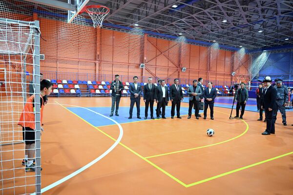 На территории комплекса площадью 0,56 гектара имеется оборудование для тренировок и соревнований, залы для баскетбола, волейбола, футзала и т.д - Sputnik Кыргызстан
