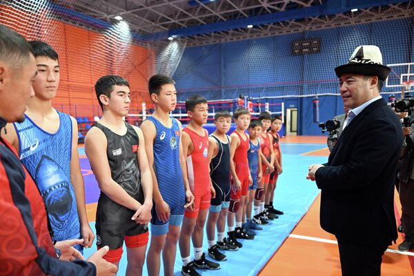 Президент отметил, что активная молодежь района проявляет инициативу — ищет спонсоров, вносит вклад в развитие спортивной индустрии - Sputnik Кыргызстан