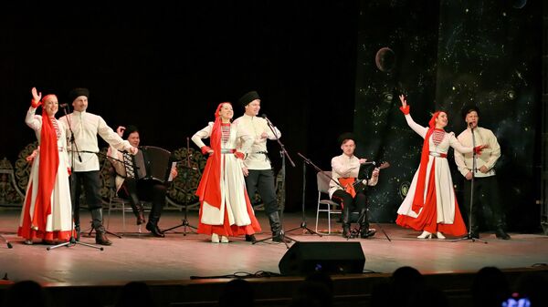 Выступление казачьего ансамбля Атаман из Санкт-Петербурга в Оше - Sputnik Кыргызстан