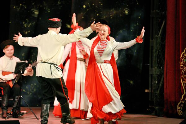 Концерт, на котором были исполнены популярные народные композиции и танцы, прошел в Ошском театре имени Бабура - Sputnik Кыргызстан