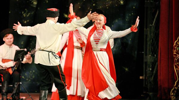 Концерт, на котором были исполнены популярные народные композиции и танцы, прошел в Ошском театре имени Бабура - Sputnik Кыргызстан