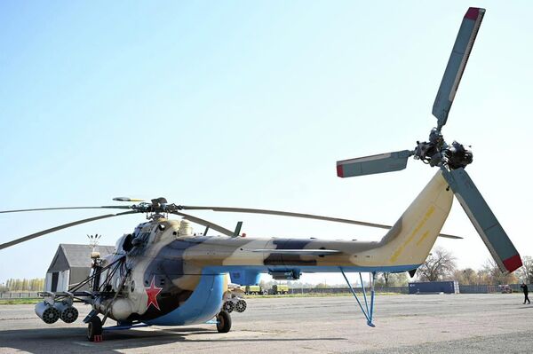 В 2021 году Узбекистан предоставил Кыргызстану в качестве безвозмездной помощи военный вертолет МИ-8МТВ - Sputnik Кыргызстан
