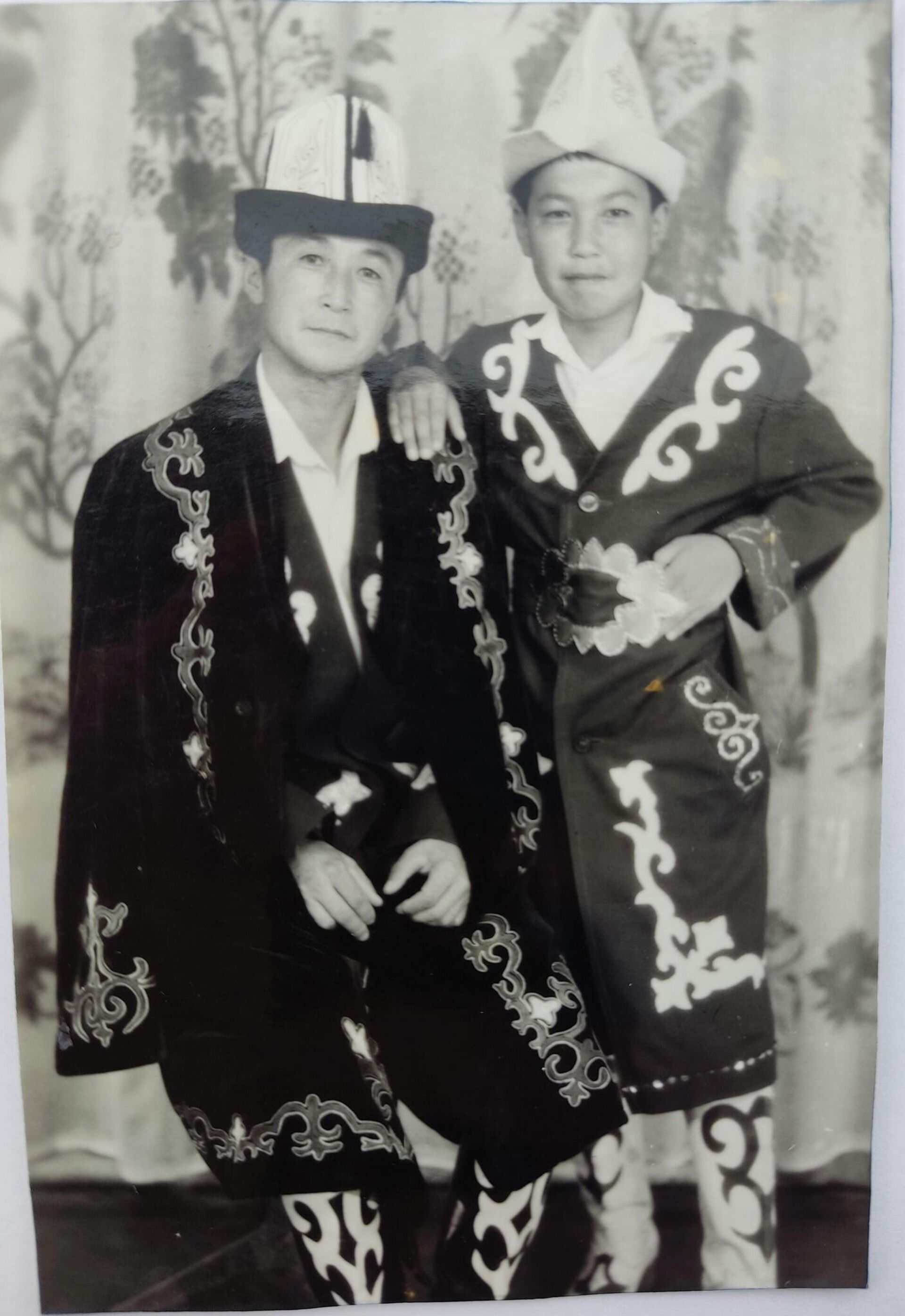 Манасчи Салимбай Турсунбаев с сыном - Sputnik Кыргызстан, 1920, 22.10.2023