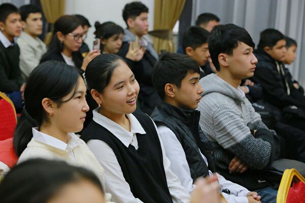 В Ошском государственном университете стартовала Российская неделя математики и точных наук - Sputnik Кыргызстан