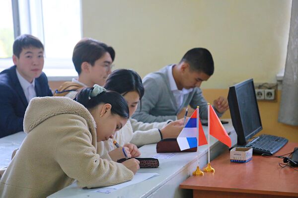 Жумалыктын алкагында окуучулар менен мугалимдер үч багыт боюнча (физика, математика, информатика) иш жүргүзөт - Sputnik Кыргызстан