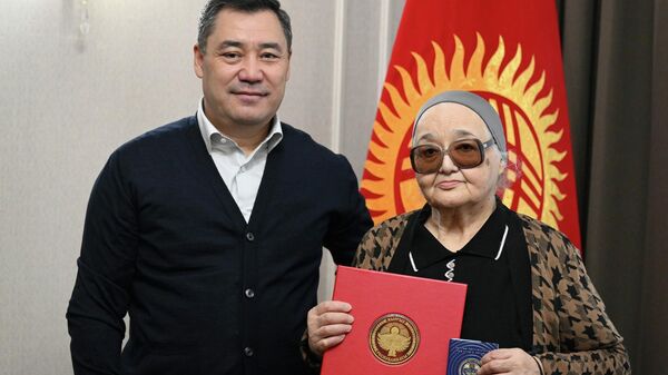 Встреча президента Садыра Жапарова с с дочерью Исхака Раззакова Эльмирой Раззаковой - Sputnik Кыргызстан