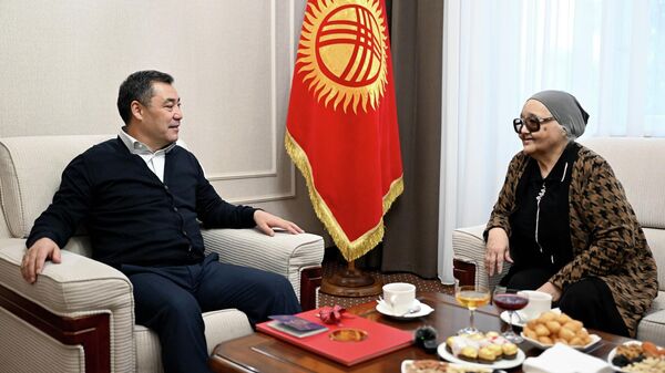 В ходе встречи президент вручил Раззаковой паспорт КР и ключи от двухкомнатной квартиры в центре Бишкека - Sputnik Кыргызстан
