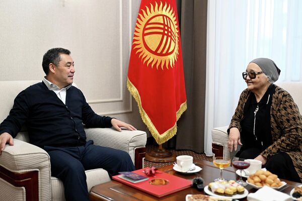 В ходе встречи президент вручил Раззаковой паспорт КР и ключи от двухкомнатной квартиры в центре Бишкека - Sputnik Кыргызстан