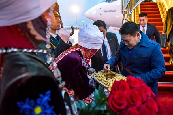 В международном аэропорту &quot;Манас&quot; главу монгольского правительства встретил зампредседателя кабинета министров Эдиль Байсалов - Sputnik Кыргызстан