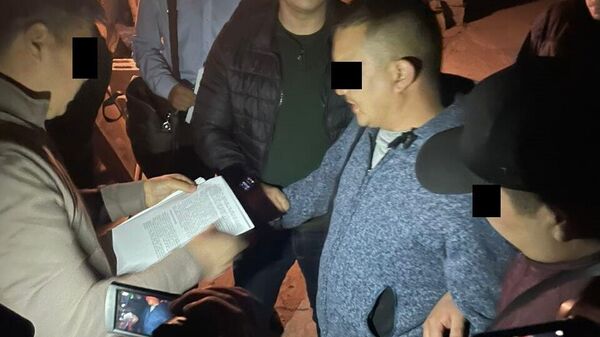Задержание милиционера по подозрению в вымогательстве  в Токмоке  - Sputnik Кыргызстан