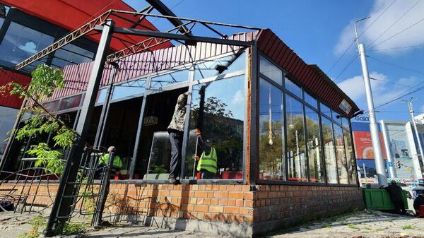 Снос пристройки кафе Ожак кебаб в центре Бишкека - Sputnik Кыргызстан