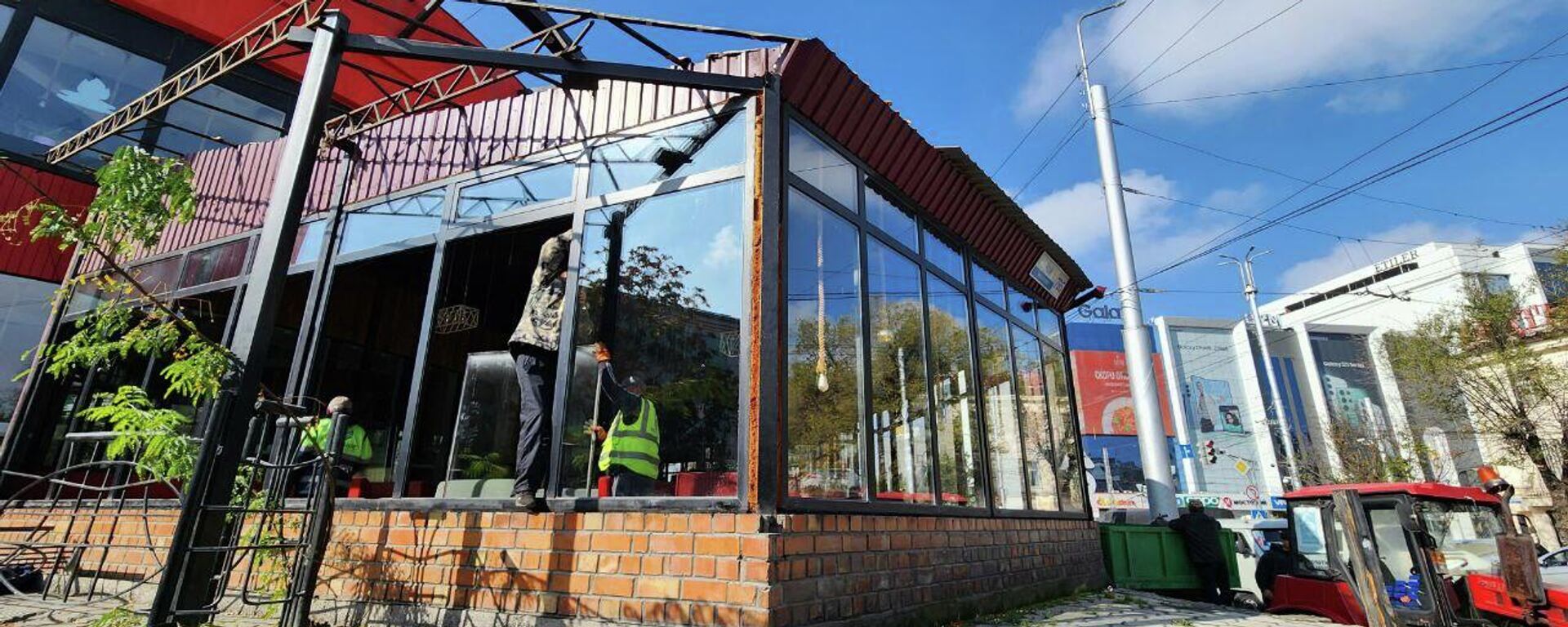 Снос пристройки кафе Ожак кебаб в центре Бишкека - Sputnik Кыргызстан, 1920, 24.10.2023