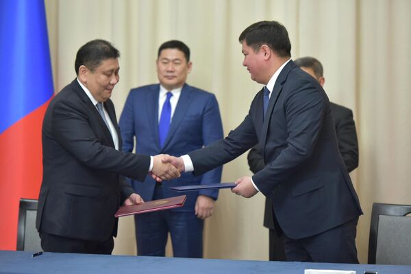 Ал эми Монголиянын премьер-министри Лувсаннамсрайн Оюун-Эрдэнэ эки өлкөнүн мамлекет башчыларынын буга чейин жетишилген макулдашууларын ишке ашыруунун маанилүүлүгүн өзгөчө белгиледи - Sputnik Кыргызстан