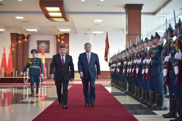 В рамках официального визита запланированы двусторонние встречи Ли Цяна с президентом и главой кабмина - Sputnik Кыргызстан