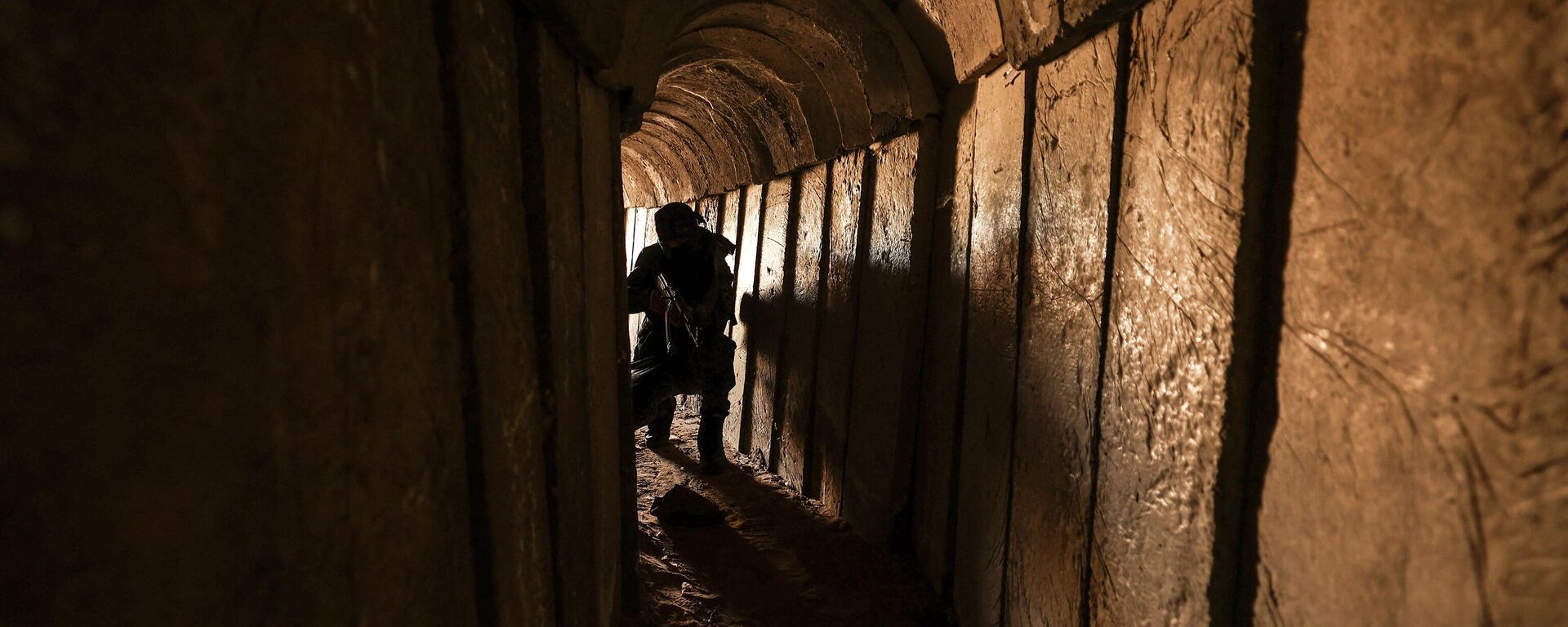 Член палестинской группировки идет по туннелю в секторе Газа. Архивное фото - Sputnik Кыргызстан, 1920, 25.10.2023