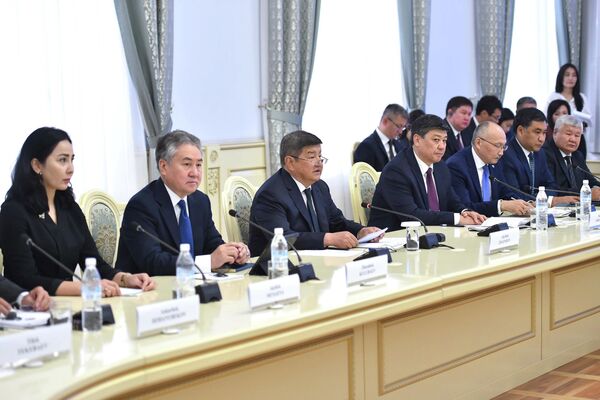Жапаров назвал госвизит президента Кыргызстана в Китай &quot;важнейшим мероприятием 2023 года&quot; и отметил, что усилиями глав государств двусторонние отношения &quot;выведены на уровень всеобъемлющего стратегического партнерства в новую эпоху&quot; - Sputnik Кыргызстан