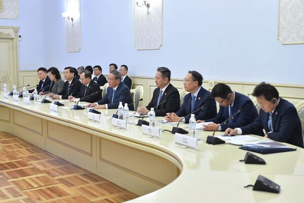 По его словам, объем инвестиций китайских партнеров в экономику Кыргызстана с января по июнь 2023 года превысил 102 миллиона долларов - Sputnik Кыргызстан
