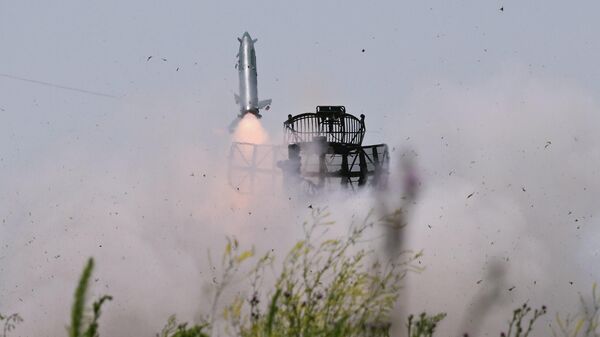 Зенитный ракетный комплекс Оса ведет огонь по цели на Южном направлении. Архивное фото - Sputnik Кыргызстан