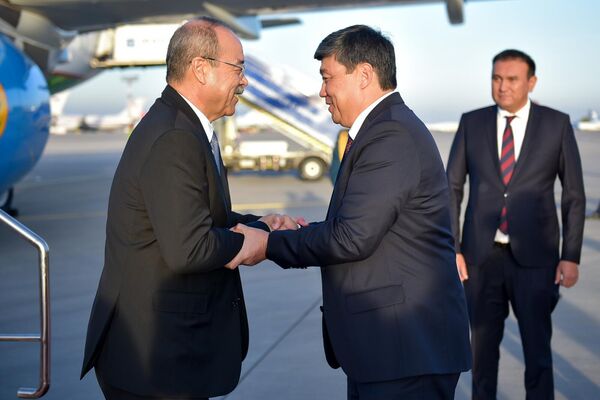 В аэропорту &quot;Манас&quot; главу узбекского правительства встретил зампредседателя кабмина Бакыт Торобаев - Sputnik Кыргызстан
