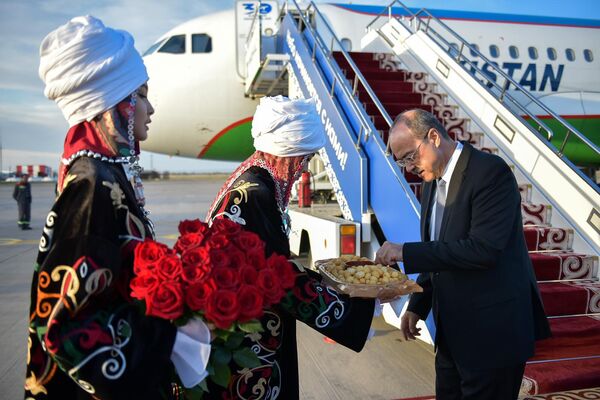 Премьер-министр Узбекистана Абдулла Арипов прибыл в Кыргызстан - Sputnik Кыргызстан