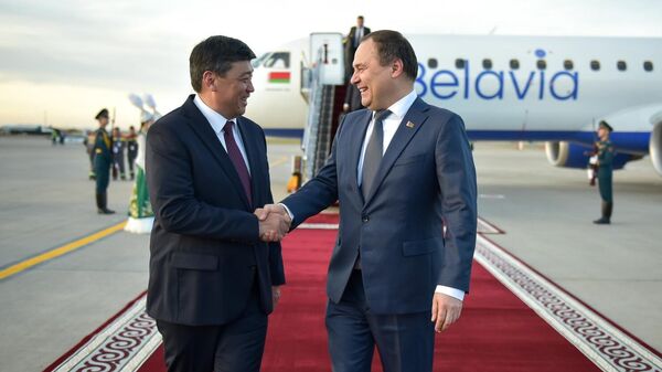Прибытие премьер-министра Беларуси Романа Головченко в Кыргызстан - Sputnik Кыргызстан
