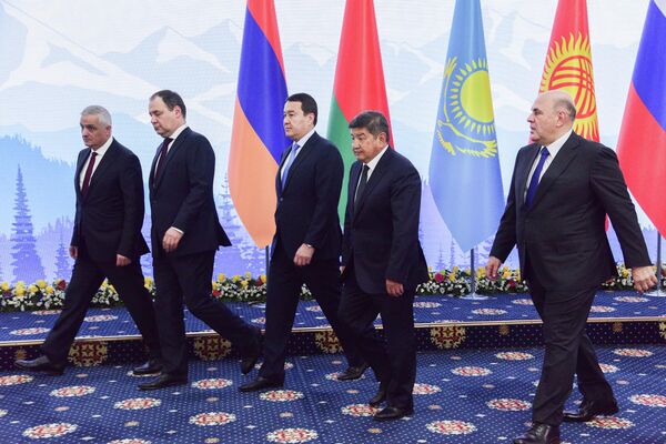 Премьер-министры стран ЕАЭС после церемонии совместного фотографирования на заседании Евразийского межправительственного совета - Sputnik Кыргызстан