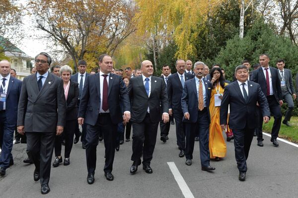 Участники саммита ШОС идут на обед в госрезиденции &quot;Ала-Арча&quot; - Sputnik Кыргызстан