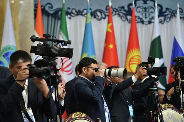 ШКУ премьерлеринин жыйынын сүрөткө тарткан фотографтар. Баса, саммитти чагылдыруу үчүн чет өлкөлөрдөн 400дөй журналист келген - Sputnik Кыргызстан