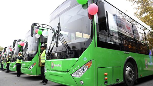 Президент КР передал городу Джалал-Абад новые автобусы и автомобили - Sputnik Кыргызстан