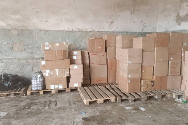 В Баткенской области КР, на границе с Таджикистаном, в складских помещениях были найдены контрабандные товары, в том числе лекарства - Sputnik Кыргызстан