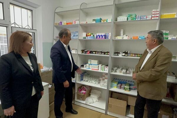 Аптека находится в центре семейной медицины №3. В ней есть более 800 наименований лекарств, входящих в перечень жизненно важных. - Sputnik Кыргызстан