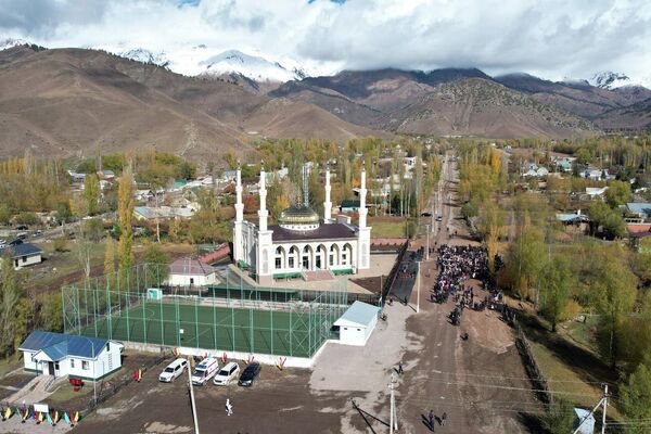Мечеть в селе Кен-Суу Иссык-Кульской области рассчитана на 1 500 человек, она построена на месте старой на средства благотворительного фонда &quot;Ассанабил&quot; - Sputnik Кыргызстан