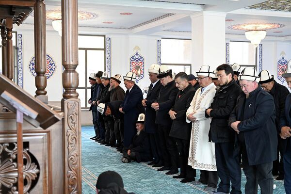 Он помолился за благополучие народа КР и процветание страны - Sputnik Кыргызстан